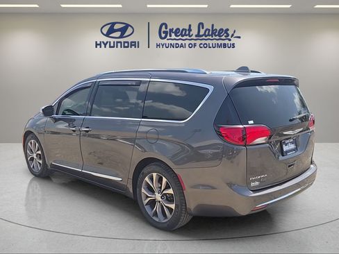 Used 2020 Chrysler Pacifica Limited FWD image 3