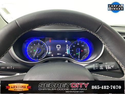 Used 2024 Chrysler Pacifica Touring-L image 17