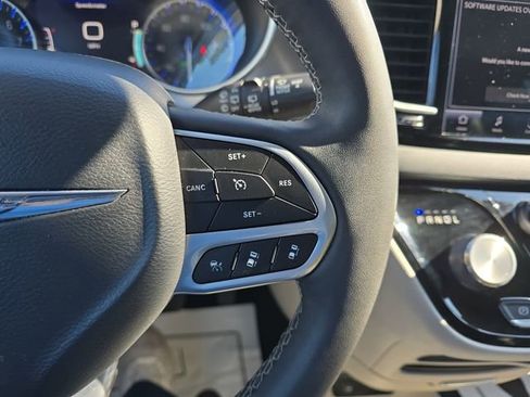 Used 2023 Chrysler Pacifica Touring-L image 24