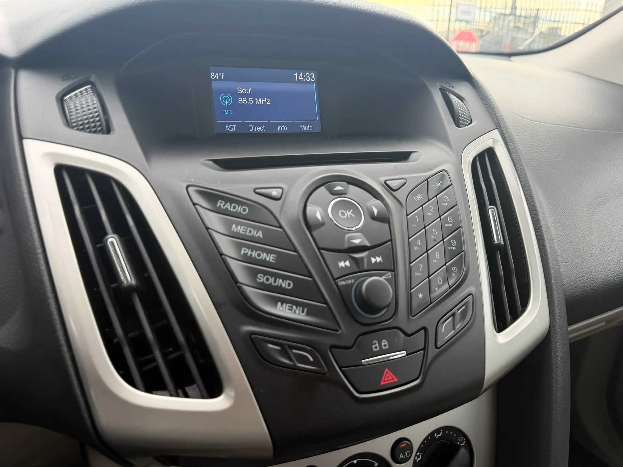 Used 2014 Ford Focus SE w/ SE Winter Package FWD image 18