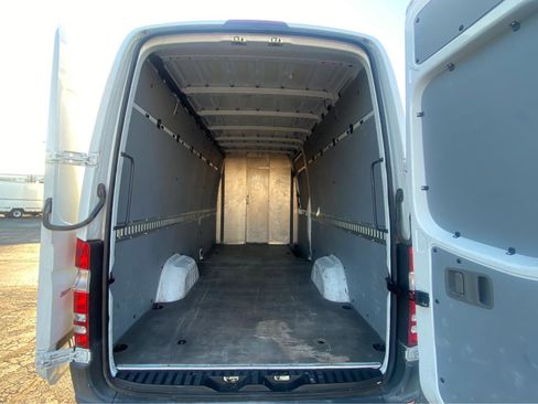 Used 2015 Freightliner Sprinter 2500 image 7