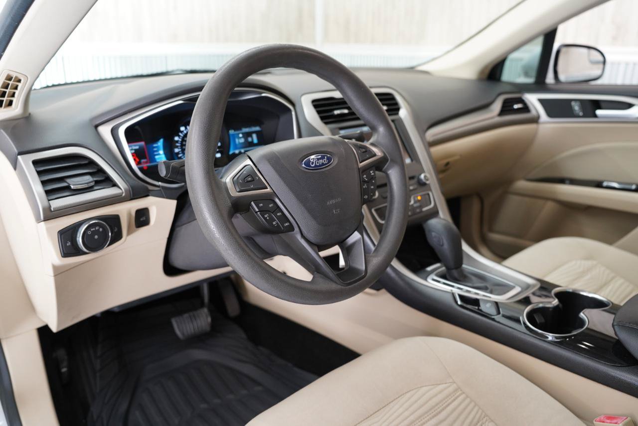 Used 2016 Ford Fusion SE FWD image 11