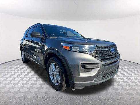 Used 2022 Ford Explorer XLT image 3