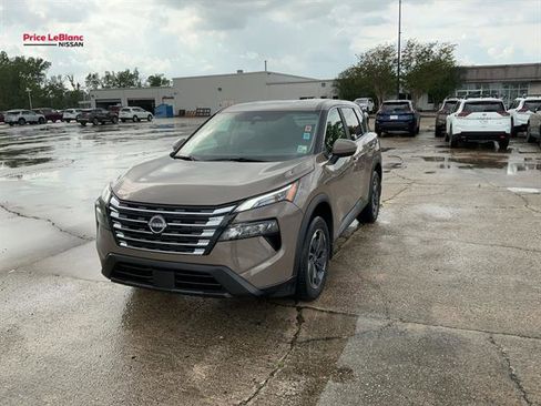 Used 2025 Nissan Rogue SV image 3