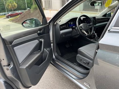Used 2025 Volkswagen Jetta SE FWD image 4