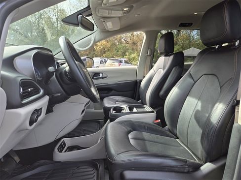 Used 2020 Chrysler Pacifica Touring-L image 10