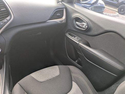 Used 2014 Jeep Cherokee Latitude w/ Comfort/Convenience Group image 17