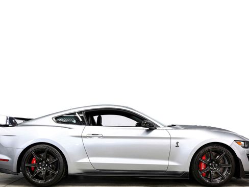 Used 2021 Ford Mustang Shelby GT500 w/ Carbon Fiber Track Pack RWD image 2