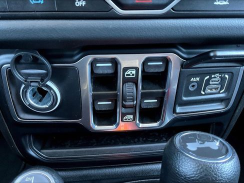 Used 2024 Jeep Wrangler Unlimited Sahara image 32