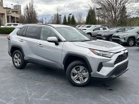 Used 2025 Toyota RAV4 XLE AWD/4WD image 2