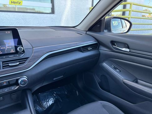 Used 2025 Nissan Altima 2.5 SV FWD image 35
