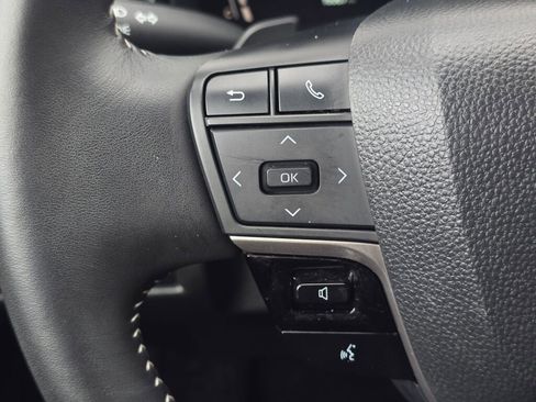 Used 2025 Toyota Camry SE image 37