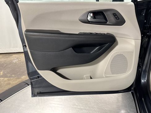 Used 2020 Chrysler Pacifica Touring-L image 27