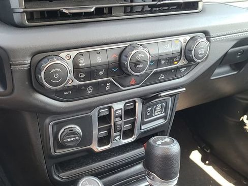 Used 2025 Jeep Wrangler Unlimited Sahara AWD/4WD image 20