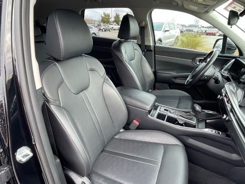 Used 2025 Kia Sorento S image 32