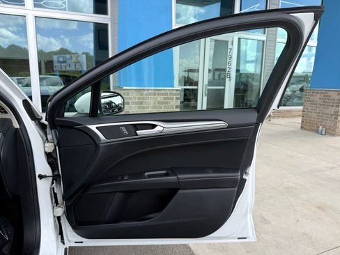 Used 2019 Ford Fusion SE FWD image 18