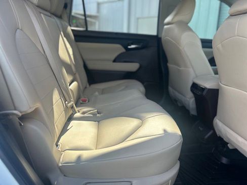 Used 2022 Toyota Highlander XLE image 7