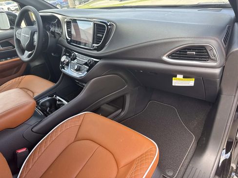 New 2026 Chrysler Pacifica Pinnacle image 11