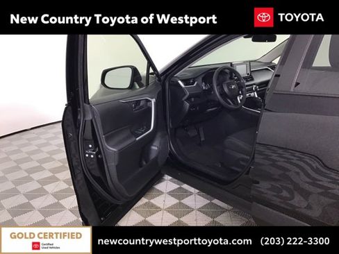 Used 2020 Toyota RAV4 LE image 9