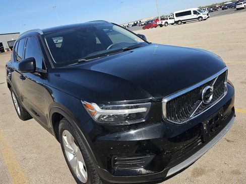 Used 2022 Volvo XC40 T5 Momentum image 2