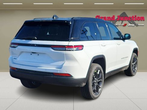 New 2025 Jeep Grand Cherokee Limited w/ Trailer Tow Package AWD/4WD image 5