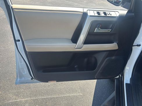 Used 2016 Toyota 4Runner SR5 AWD/4WD image 5