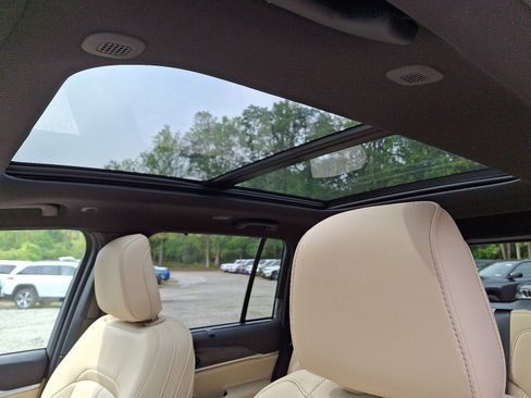 New 2025 Jeep Grand Cherokee Limited w/ Luxury Tech Group II image 9