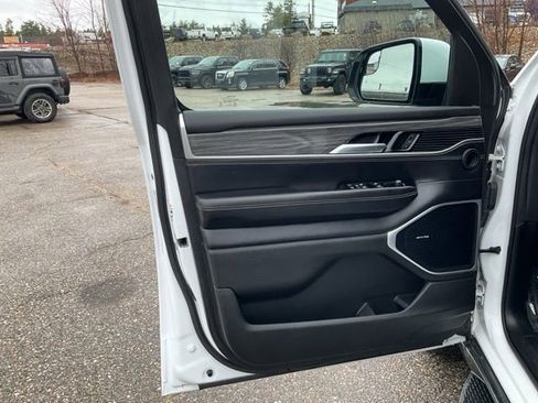 Used 2022 Jeep Wagoneer Series III AWD/4WD image 35