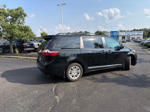 Used 2017 Toyota Sienna XLE Premium w/ Protection Package FWD image 15