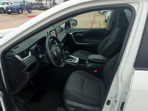 Used 2025 Toyota RAV4 XLE image 3