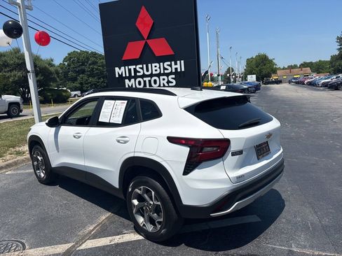 Used 2025 Chevrolet Trax LT w/ LT Convenience Package FWD image 5