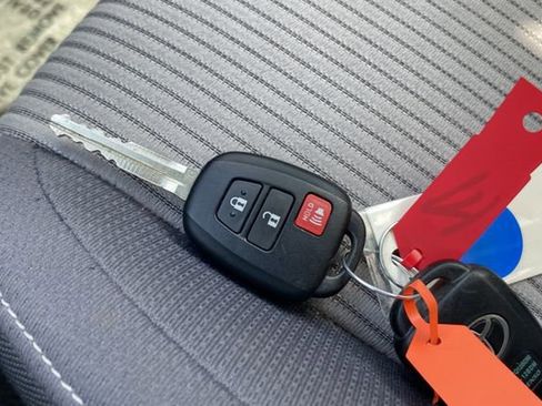 Used 2014 Toyota RAV4 XLE AWD/4WD image 21