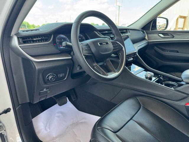 Used 2023 Jeep Grand Cherokee Limited w/ Luxury Tech Group II AWD/4WD image 19