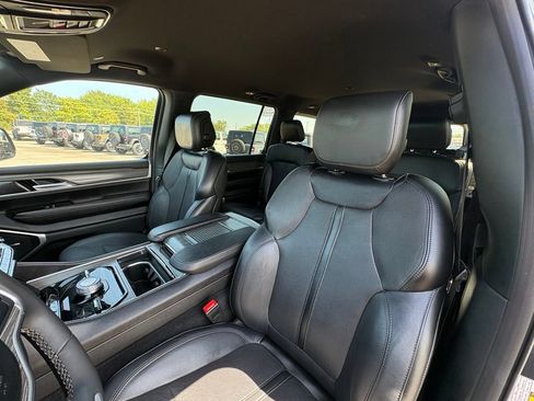Used 2024 Jeep Wagoneer Series III AWD/4WD image 12