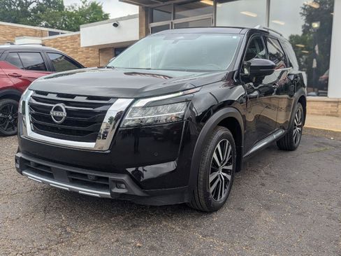 Used 2023 Nissan Pathfinder Platinum w/ Cargo Package AWD/4WD image 3