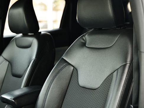 Used 2024 Jeep Compass Latitude image 21