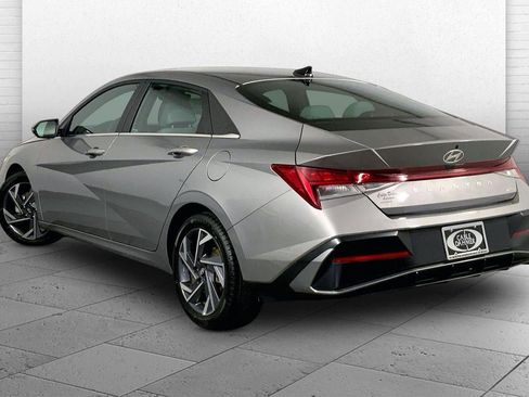 Used 2025 Hyundai Elantra Limited FWD image 11