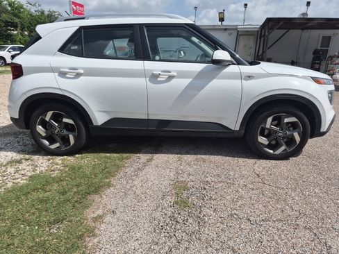 Used 2025 Hyundai Venue SEL FWD image 5