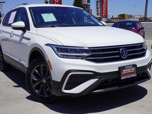 Used 2022 Volkswagen Tiguan SE FWD image 2