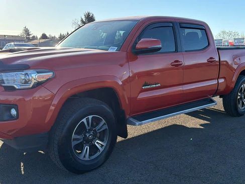 Used 2018 Toyota Tacoma TRD Sport w/ Technology Package image 2