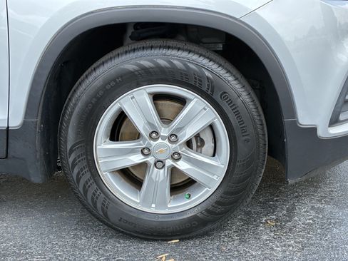Used 2022 Chevrolet Trax LS w/ Tint and Cruise Package FWD image 6