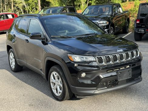 Used 2024 Jeep Compass Latitude AWD/4WD image 3