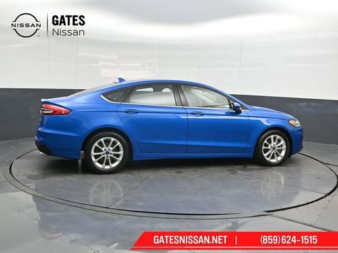 Used 2019 Ford Fusion SE image 3