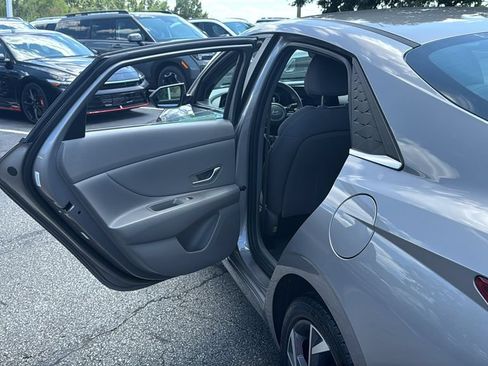 Used 2025 Hyundai Elantra SEL FWD image 25