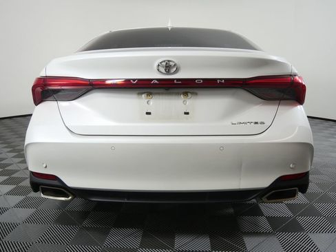 Used 2019 Toyota Avalon Limited image 5