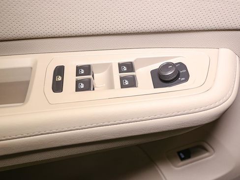 Used 2025 Volkswagen Atlas SE w/ Black Wheel Package image 41