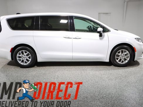 Used 2023 Chrysler Pacifica Touring-L FWD image 6