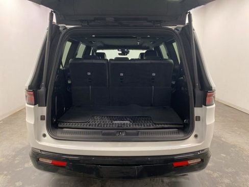 Used 2023 Jeep Wagoneer Series II AWD/4WD image 30