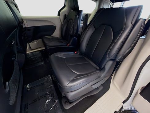 Used 2023 Chrysler Pacifica Touring-L image 13