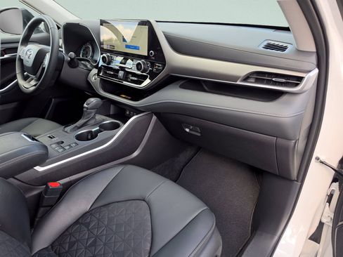 Used 2025 Toyota Highlander XLE AWD/4WD image 15